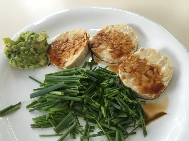 Tempeh Snack mit Avocado