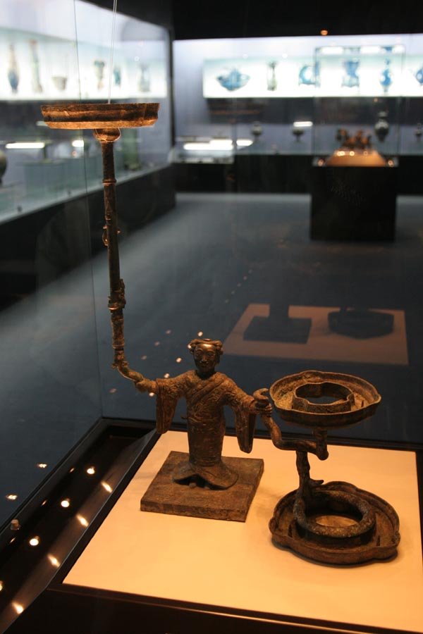 NO.4 “战国神话”银首人形铜灯Gilt Bronze Human-Shaped Lamp of the 