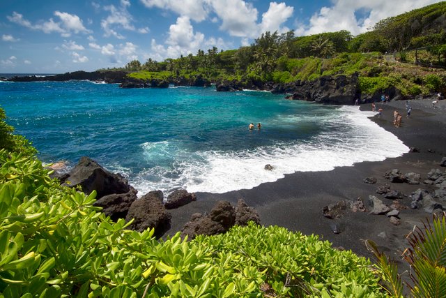 Discover Pa’iloa Beach, the gorgeous black sand beach of Wai'anapanapa State Park in Maui, Hawaii