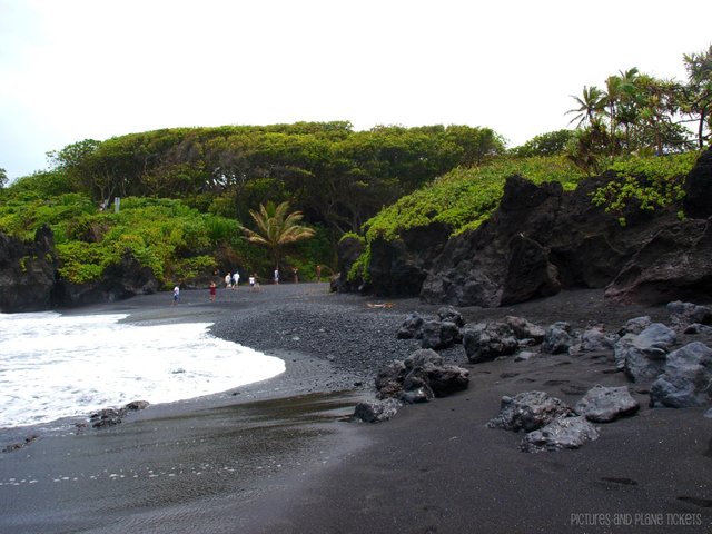 Discover Pa’iloa Beach, the gorgeous black sand beach of Wai'anapanapa State Park in Maui, Hawaii