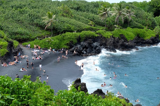 Discover Pa’iloa Beach, the gorgeous black sand beach of Wai'anapanapa State Park in Maui, Hawaii