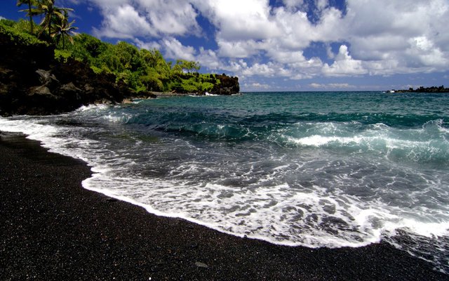 Discover Pa’iloa Beach, the gorgeous black sand beach of Wai'anapanapa State Park in Maui, Hawaii