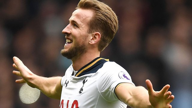 harry kane in a arsenal kit