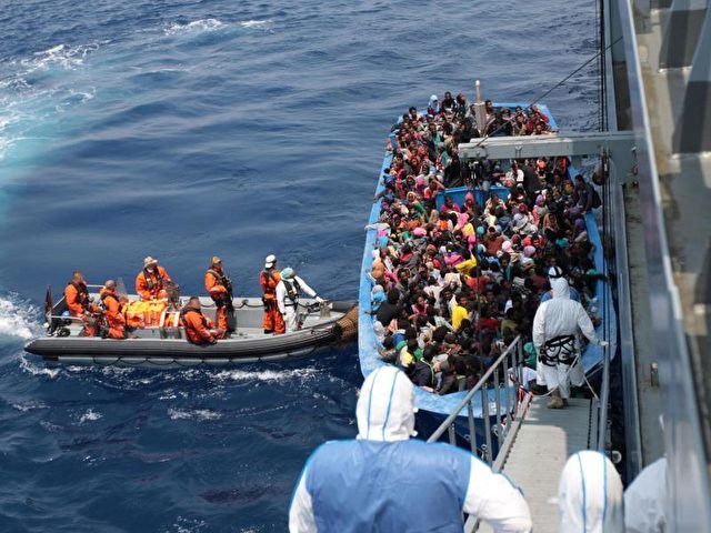 Soldaten des Einsatzgruppenversorgers Berlin retten Schiffbrüchige aus dem Mittelmeer (Archivbild). Foto: Bundeswehr/Hoder/dpa