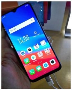 keunggulan Oppo F9 dibanding Vivo V11 Pro