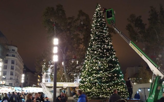Christmas tree at Vorosmarty square.