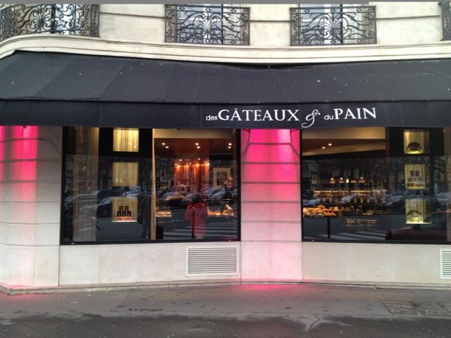 des-gateaux-et-du-pain.JPG