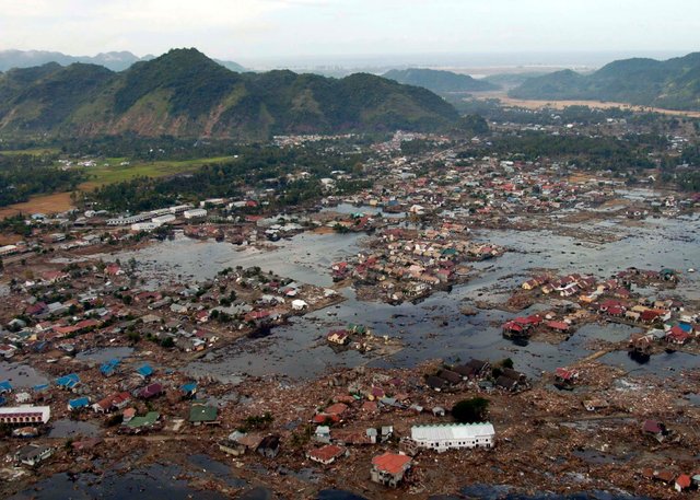 US_Navy_050102-N-9593M-040_A_village_near_the_coast_of_Sumatra_lays_in_ruin_after_the_Tsunami_that_struck_South_East_Asiae4f75.jpg