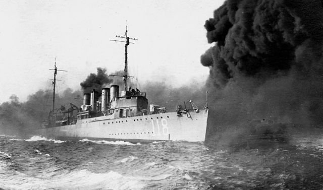 640px-USS_Lea_DD-118_laying_smoke_screen_c192142ebe.jpg