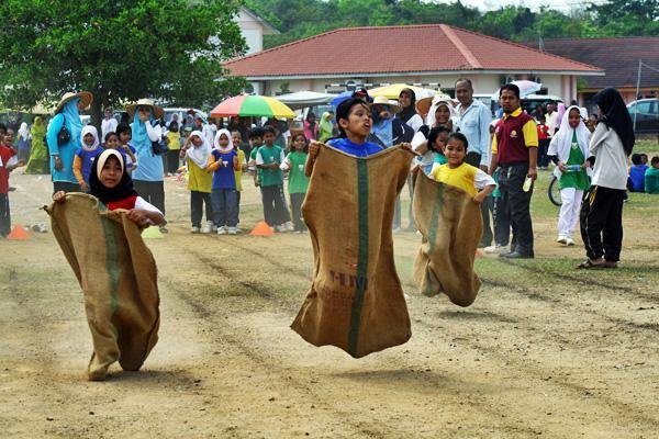 Malaysian Traditional Games - Classic and Fun