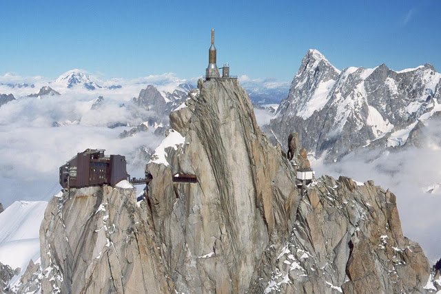 On a clear day, it is possible to see the Matterhorn (4478m), the Monte Rosa (4634m) and the Grand Combin (4314m).