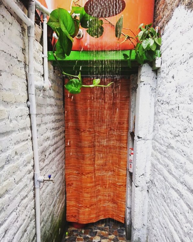 Kamar mandi outdoor. (Source: @koenslodge's instagram)