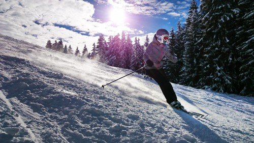 Winter_Sports_Girl_Skiing_4k.md.jpg