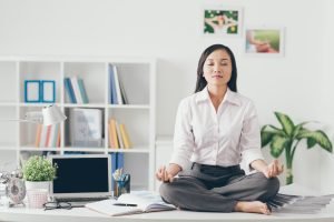 Mujer relajándose en la oficia