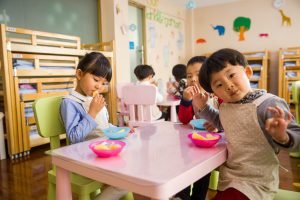 Niños comiendo