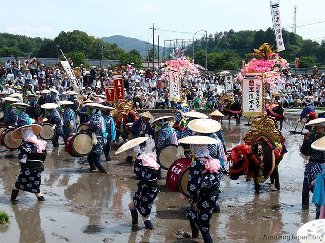 This image has an empty alt attribute; its file name is 800px-Mibu-hanadaue01.jpg