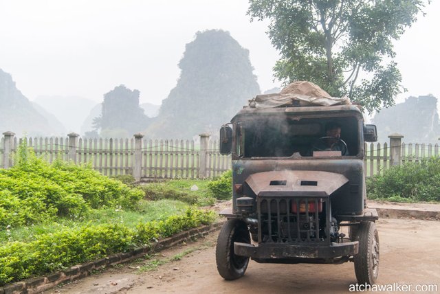 Bonjour monsieur, je vienx passer le contrôle technique... - Hang Mua Cave - Ninh Binh