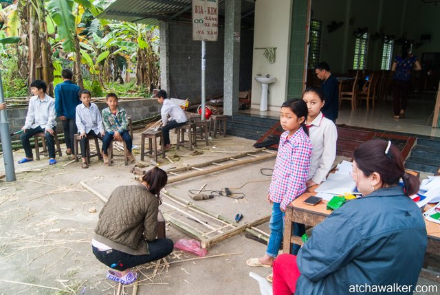 Fabrication de déco en bambou par des enfants pour une fête - Ha Giang