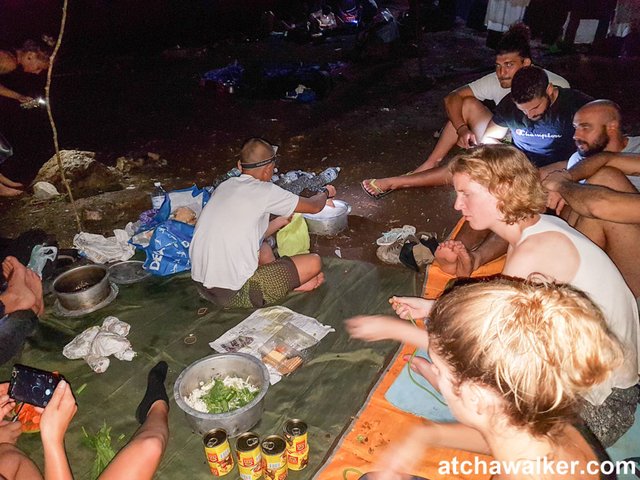 Chacun donne un coup de main pour la préparation du repas - Taman Negara - Malaisie