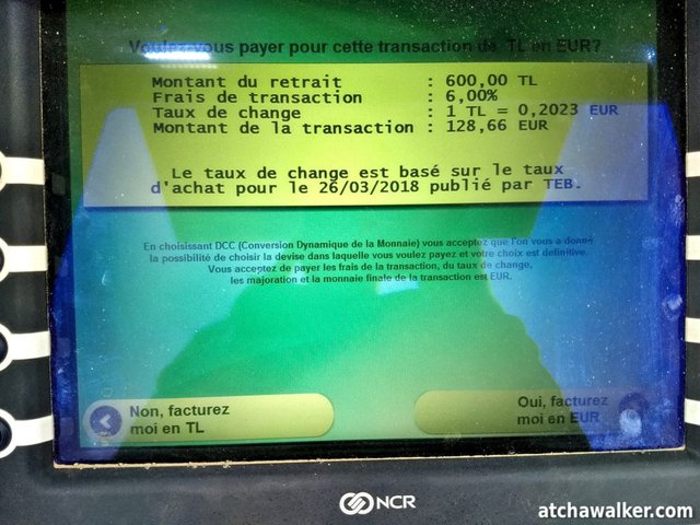 Ici, j’ai retiré 600 Livres turcs avec ma carte N26 pour 122,09€. Si j’avais autorisé L’ATM à faire la conversion en euros, cela m’aurait coûté 128,66€. plus de 6,50€ d’écart ! d’où l’importance refuser systématiquement et de laisser sa banque faire la conversion.