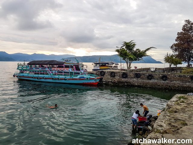 En attendant le bateau - Lac Toba - Sumatra - Indonésie