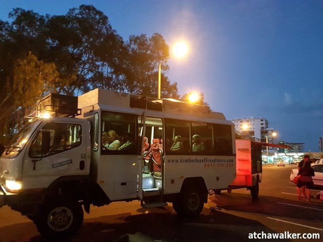 Darwin. 6h du mat. Nous constituons un groupe de 12 personnes d’âge et d’origine variés plus Adam le guide/pilote qui va nous emmener à travers le Kimberley en direction de Broome pendant un road trip de 9 jours avec son camion 4x4 customisé. En route pour l’aventure !