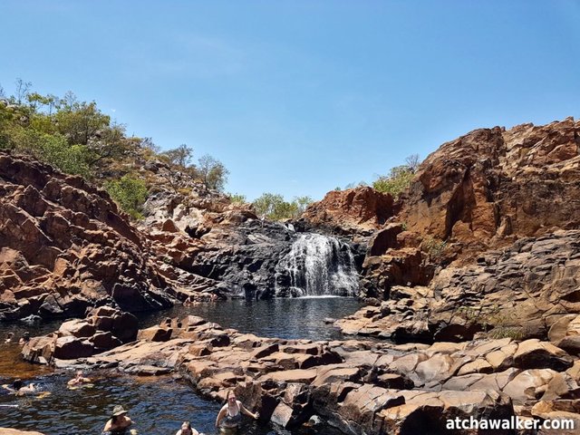 Edith Falls. Avant la pause déjeuner quoi de mieux qu’une petite balade avec baignade ! Personne ne se fait prier pour aller à l’eau pour se rafraîchir vu que la température ambiante doit approcher les 40°C. De plus, bivouac oblige, pas de douche pendant les prochains jours, il vaut mieux profiter de chaque occasion pour faire trempette !