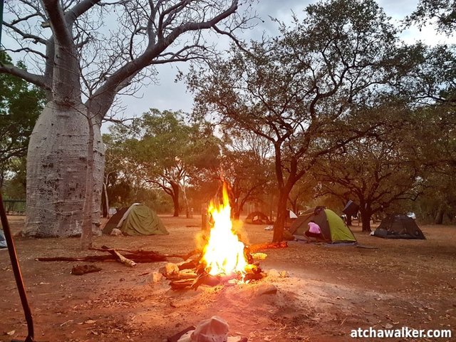 Le temps est à l’orage...pour m’épargner le montage d’une tente, je poserais mon swag sous un préau (nous sommes ce soir sur une zone de camping aménagée).