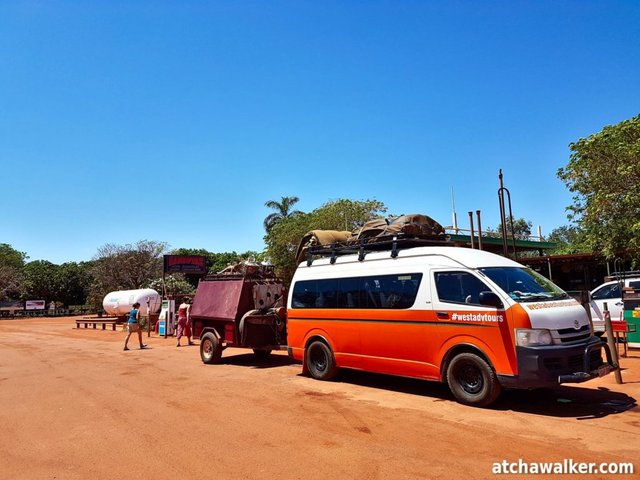 Pour ce deuxième roadtrip, pas de camion customisé mais un minivan 4x4, petit groupe de 8 oblige. Nous serons conduits par Stuart le guide, un mec de 45 balais qui prétend en avoir 27 et qui m’appelera « Frenchie » (chacun aura le droit à son surnom…) pendant tout le trip, ça en dit déjà long sur le personnage...