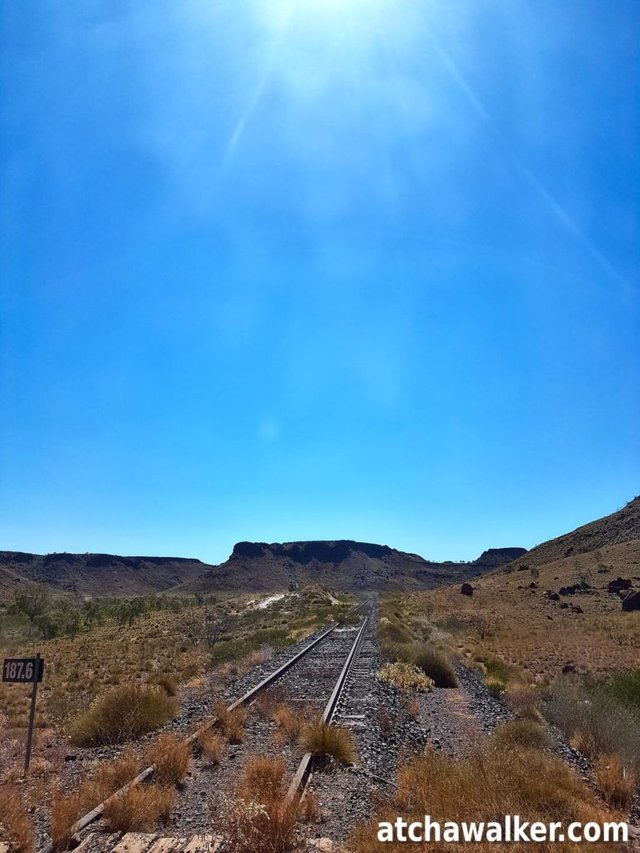 Deuxième arrêt de la journée dans la région de Pilbara où se trouve une des plus anciennes voie de chemin fer de l’ouest australien permettant à l’époque d’acheminer à Port Hedland les wagons chargés de minerai.