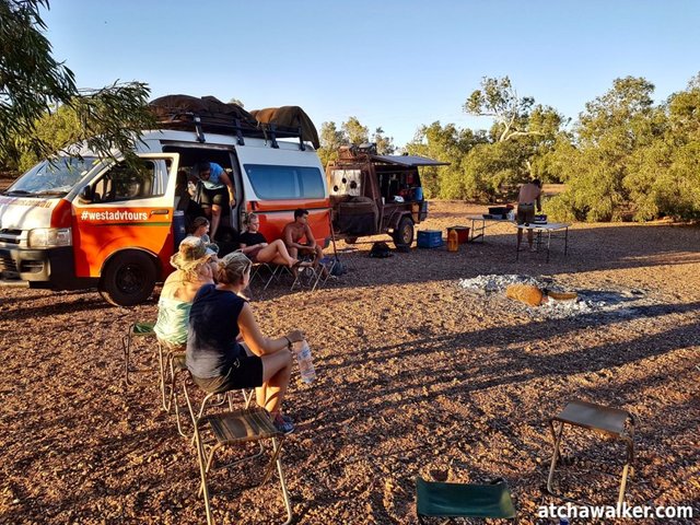 Premier bivouac du roadtrip, en pleine nature sur les berges d’une rivière dans la région de Pilbara