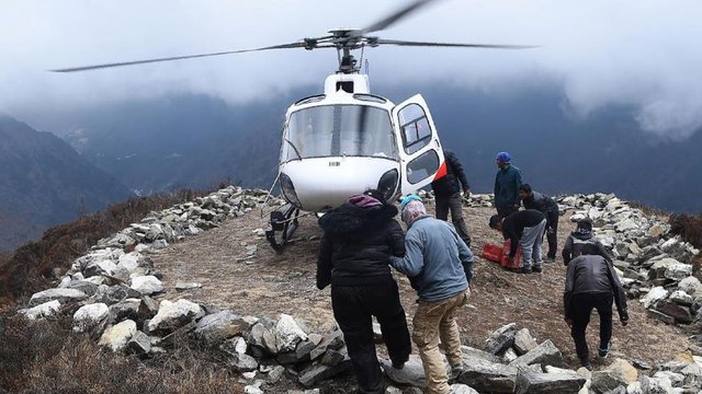 Eine verletzte Person steigt in einen Rettungshubschrauber nahe dem Dorf Mong La, am Mount Everest