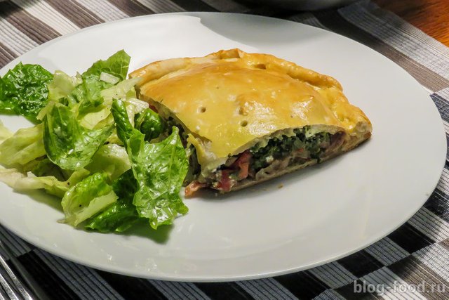 Pie with beef, cheese and rosemary