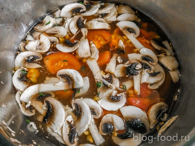 Beef soup with Udon noodles and mushrooms