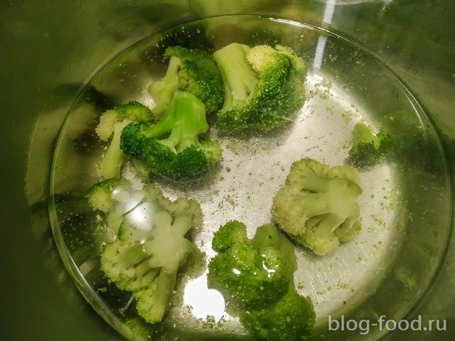 Cheese cream soup with broccoli