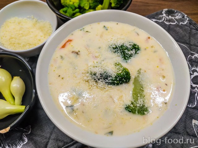 Cheese cream soup with broccoli