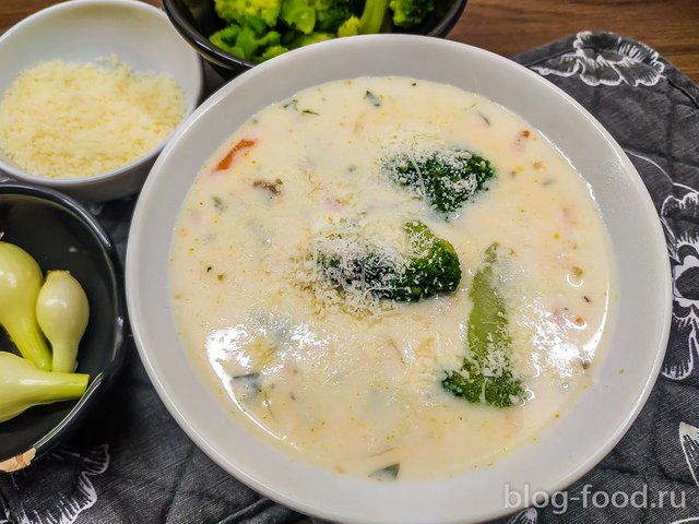 Cream cheese soup with broccoli