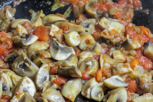 Paella with shrimp and mushrooms