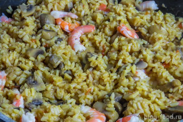 Paella with shrimp and mushrooms