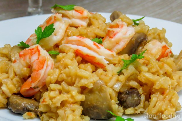 Paella with shrimp and mushrooms