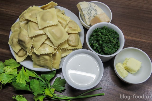 Caprese ravioli in spinach sauce