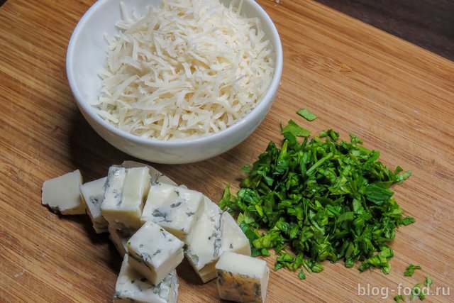 Caprese ravioli in spinach sauce