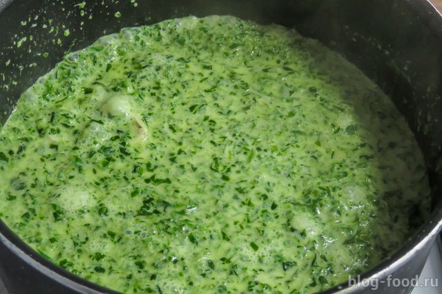 Caprese ravioli in spinach sauce