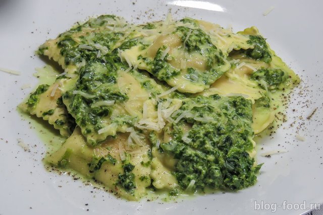 Caprese ravioli in spinach sauce