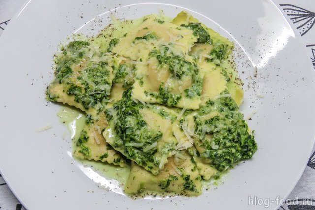 Caprese ravioli in spinach sauce