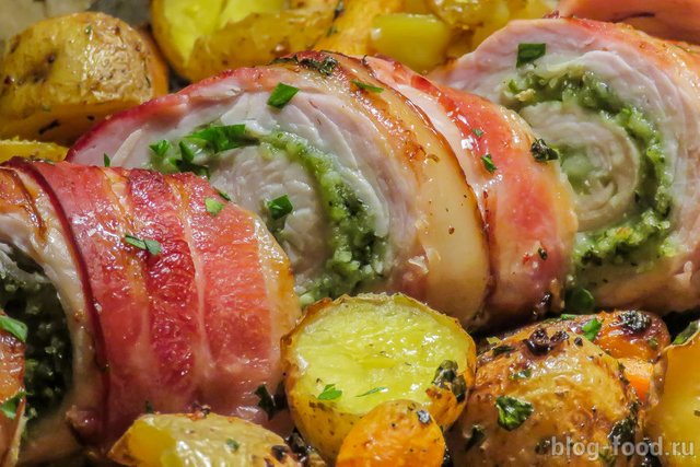 Turkey roll with bacon, pesto and vegetables
