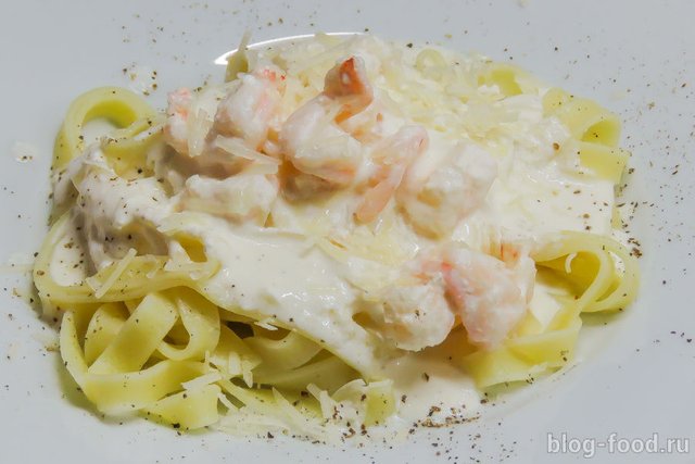 Tagliatelle with shrimp in a creamy sauce
