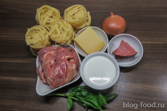 Tagliatelle with chicken in a creamy sauce
