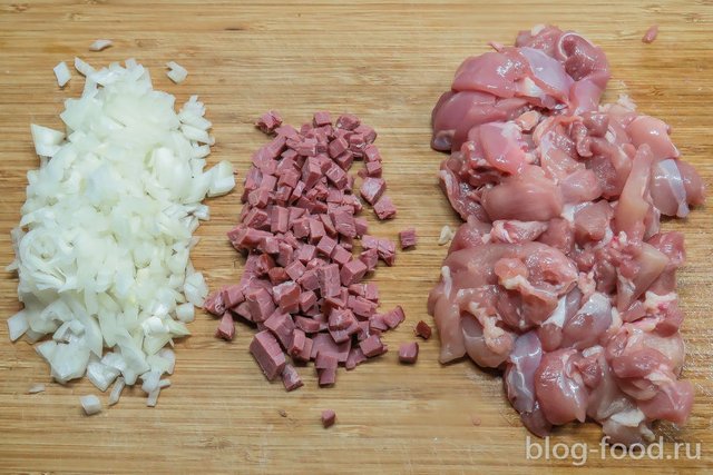 Tagliatelle with chicken in a creamy sauce