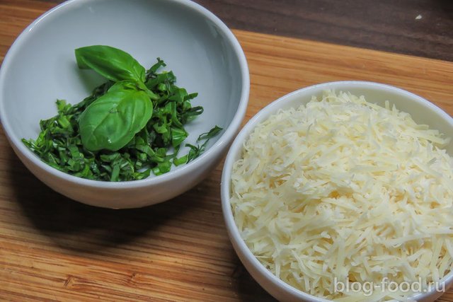 Tagliatelle with chicken in a creamy sauce